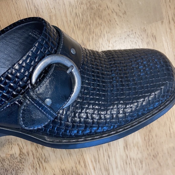 Beautiful Clarks Artisan collection black woven - Picture 5 of 10
